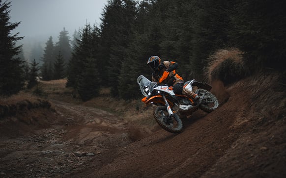 PHO_STAGE_Travel-KTM-2025-390-adventure-r-white-website-header-image_#SALL_#AEPI_#V1