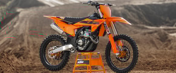 PHO_BIKE_DET_MY25-KTM-350-SX-F-ACTION4_#SALL_#AEPI_#V1