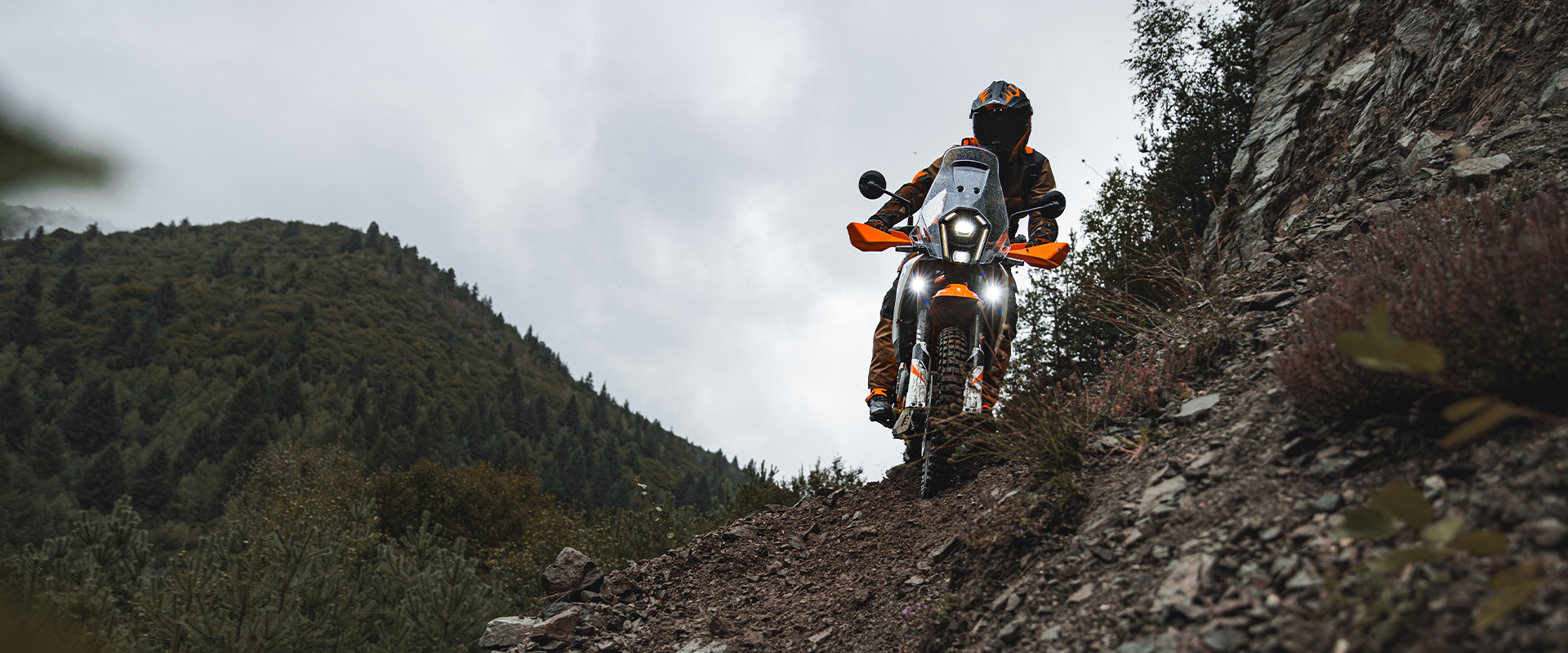 PHO_BIKE_DET_Travel-KTM-2025-390-adventure-x-website-action-image_#SALL_#AEPI_#V1