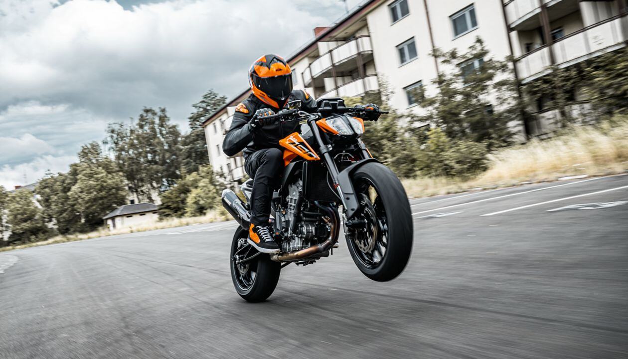 MY25-KTM-DUKE2-STAGE_Large