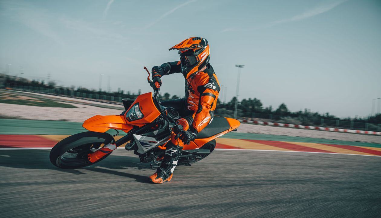 Supermoto-KTM-2025-390-smc-r-website-action-image_Large