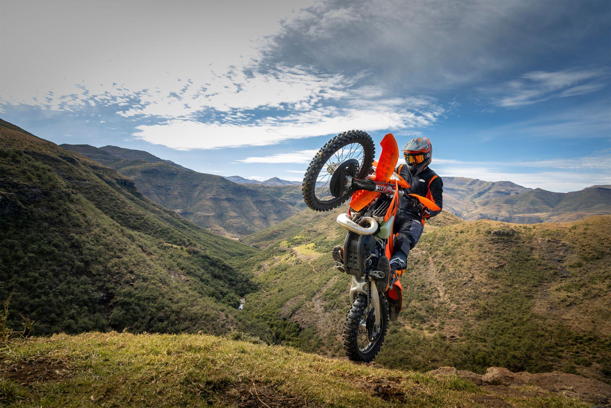 MY25-KTM-300-EXC-ACTION2-EXC-Range