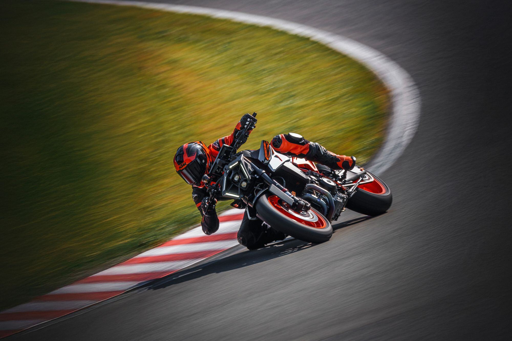 MY25-KTM-990-DUKE-R-HEADER