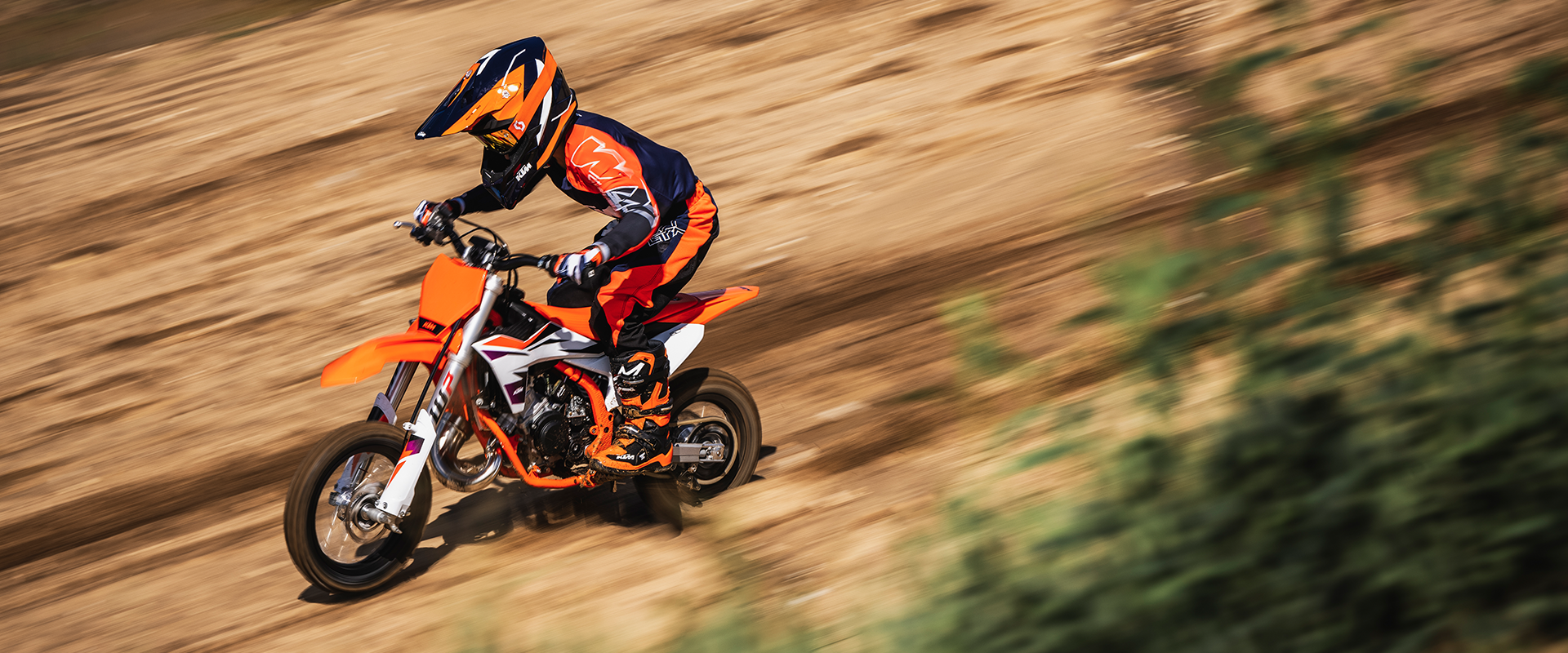PHO_BIKE_DET_MY24-KTM-50-SX-action-4_#SALL_#AEPI_#V1